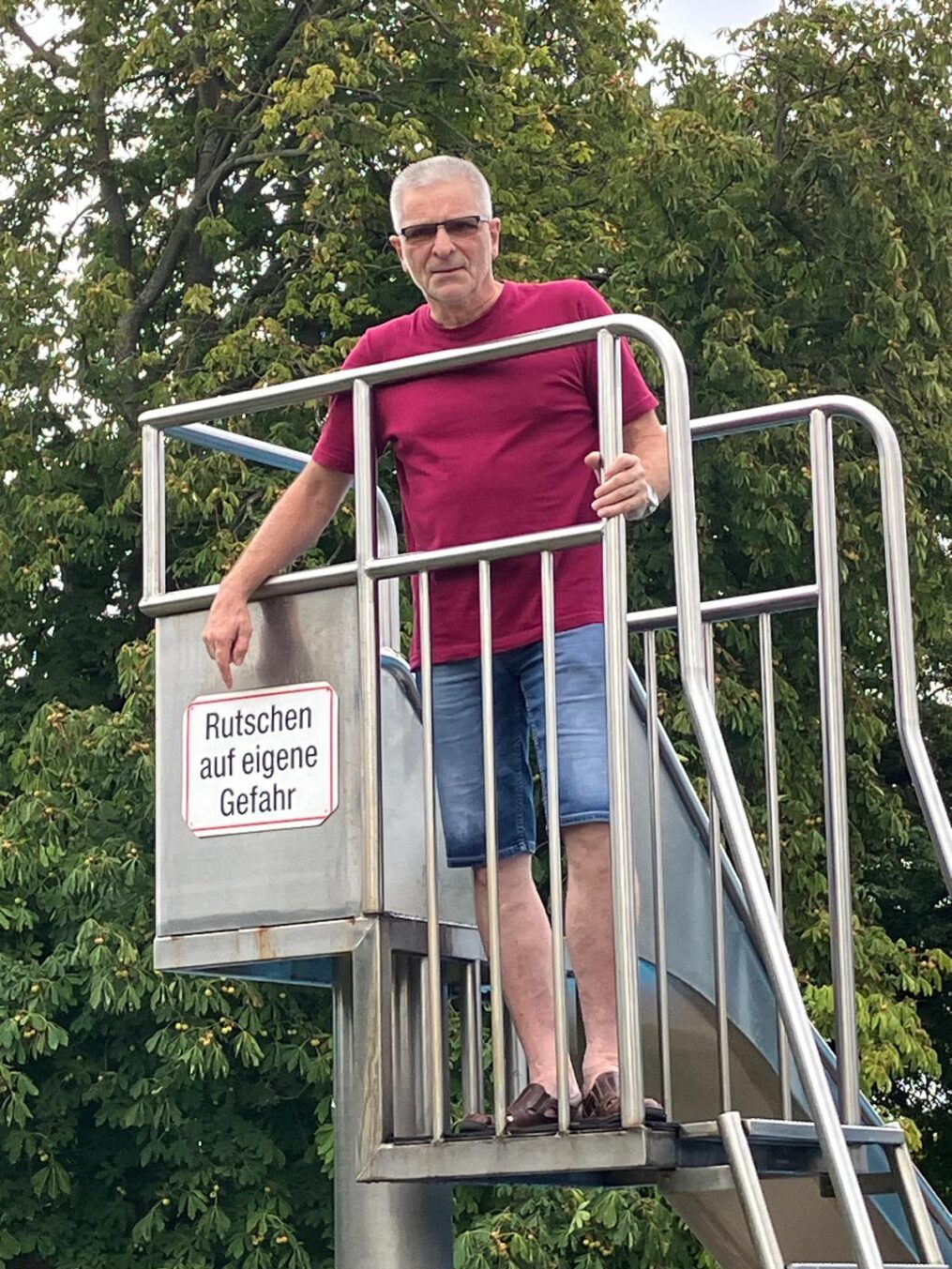 Grüße aus dem Freibad
bis es 2026 wieder heißt
"Rutschen auf eigene Gefahr"